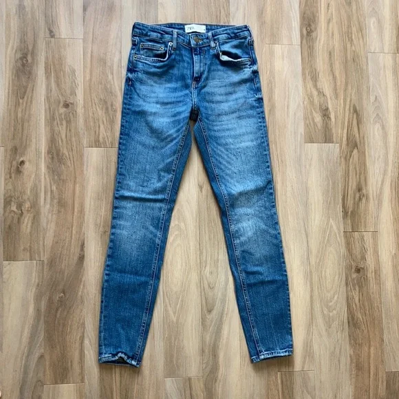 Zara jean with some distressing and stretch size 4 - Picture 9 of 14